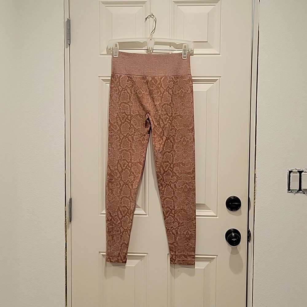 Seamless snake leggings